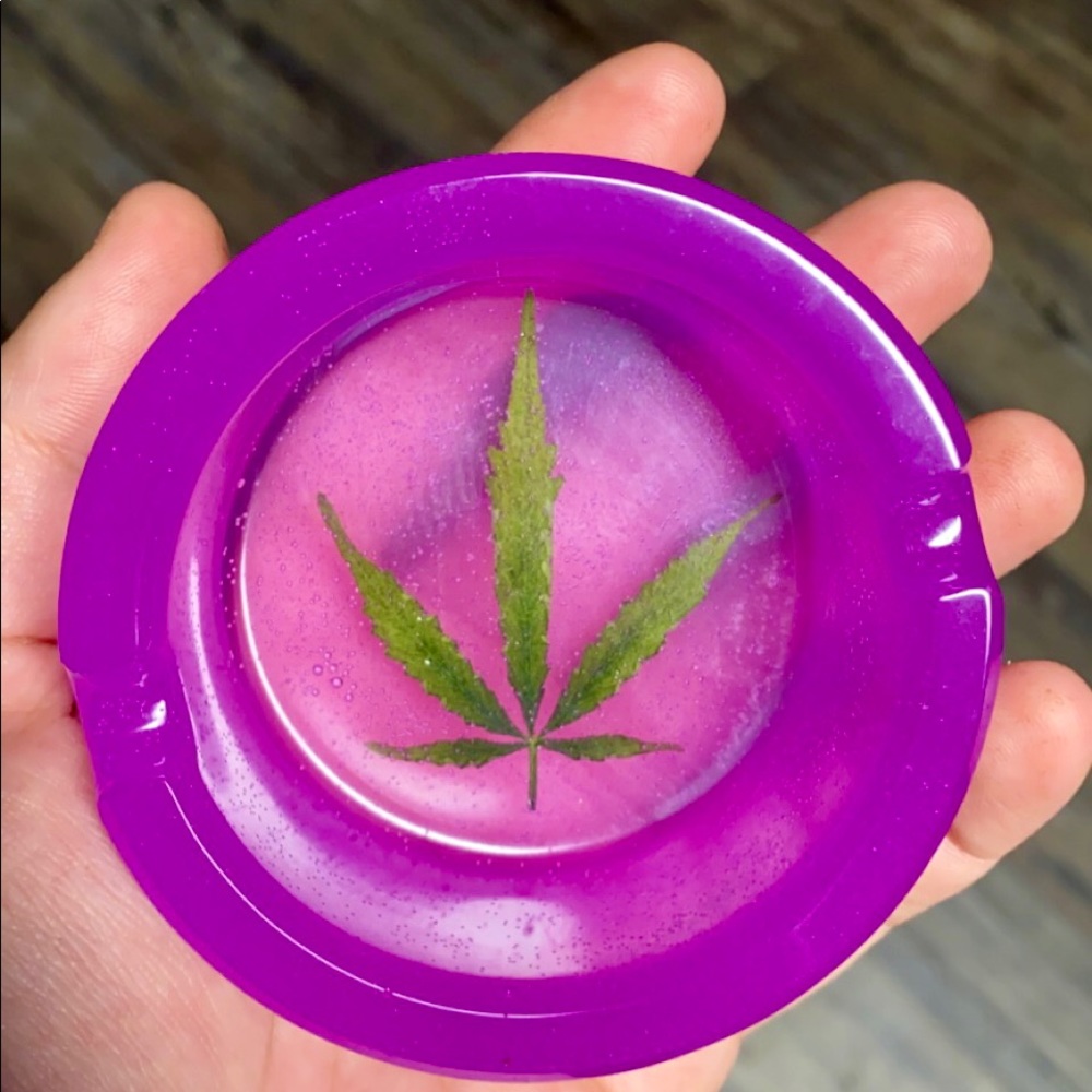 SMALL GLOW IN THE DARK RESIN ASHTRAY